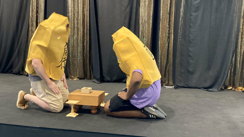 Deux membres de la ligue Île-de-France de Shogi en pleine préparation du spectacle.