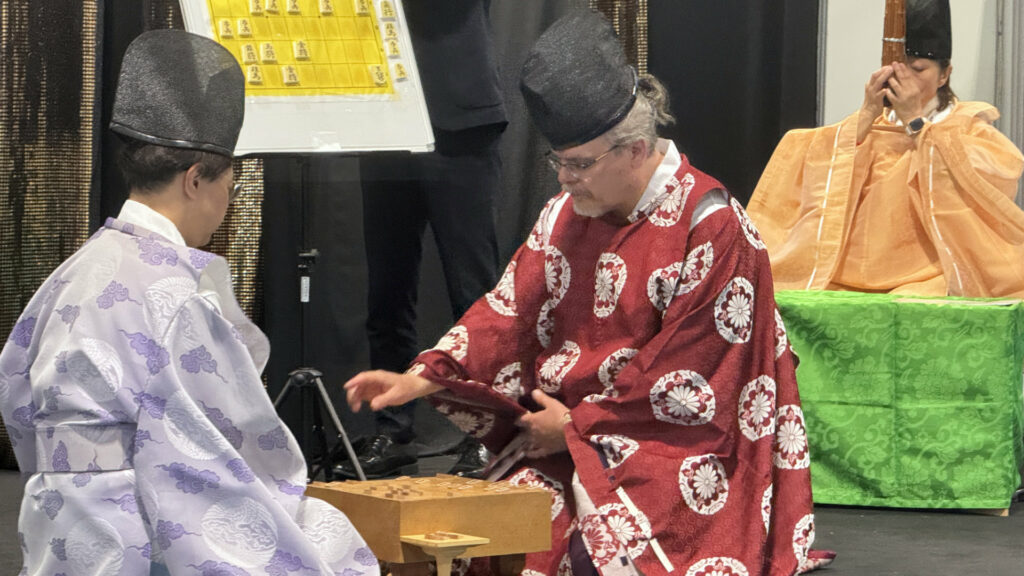 Les deux joueurs Inagaki et Fabien Osmont en tenue de gagaku, durant la prestation.