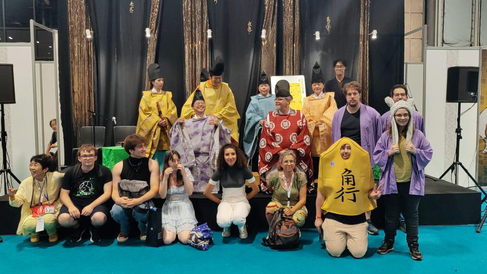 L'ensemble des intervenants au spectacle gagaku-shogi, et quelques spectateurs ayant bien voulu se joindre à la photo de groupe.